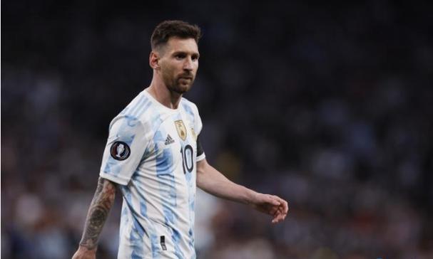 马思纯现身德基出席活动，穿学院风套装